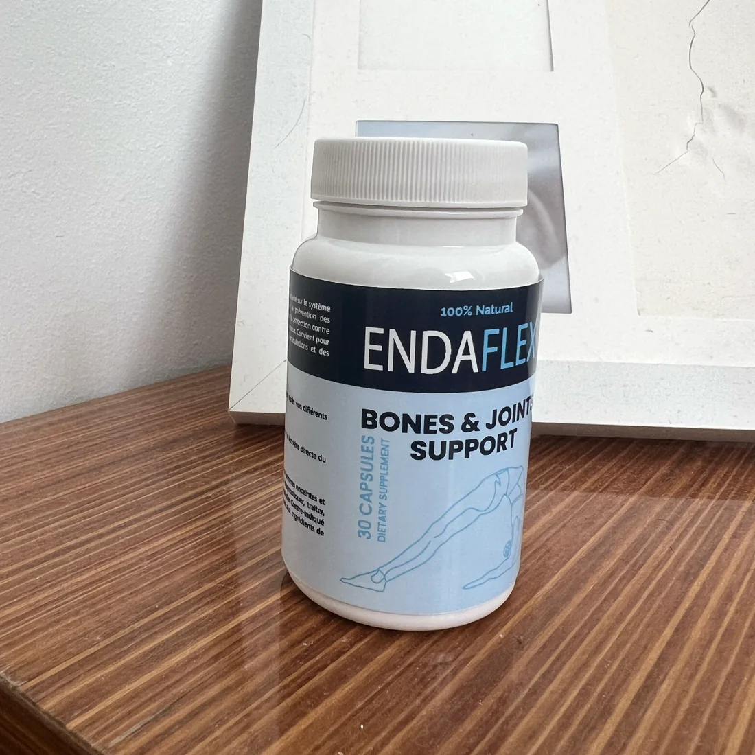 Flacon EndaFlex sur une table, mention 30 capsules visible sur le côté